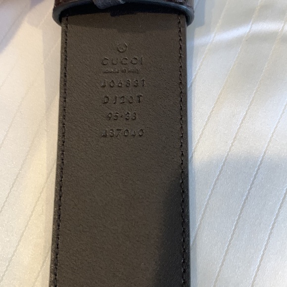Gucci Men’s Leather Belt with Gold GG Buckle - Picture 2 of 3